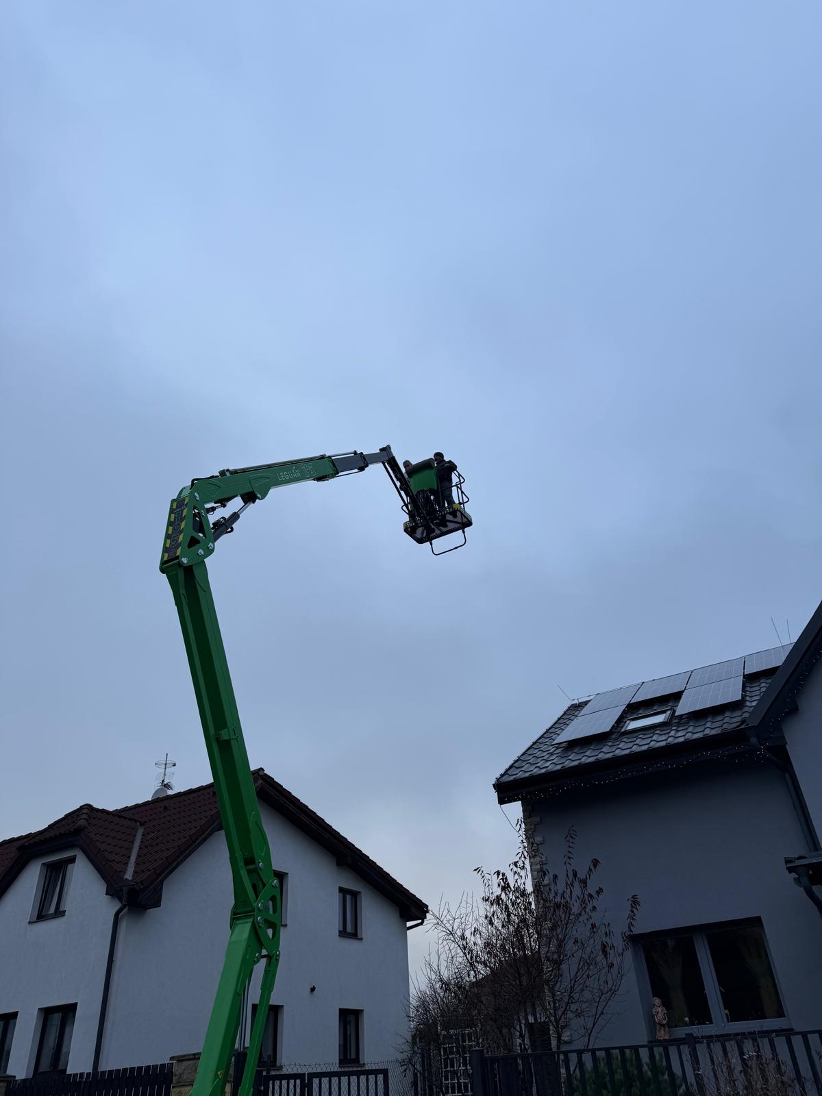 Práce na fasádě a solárních panelech