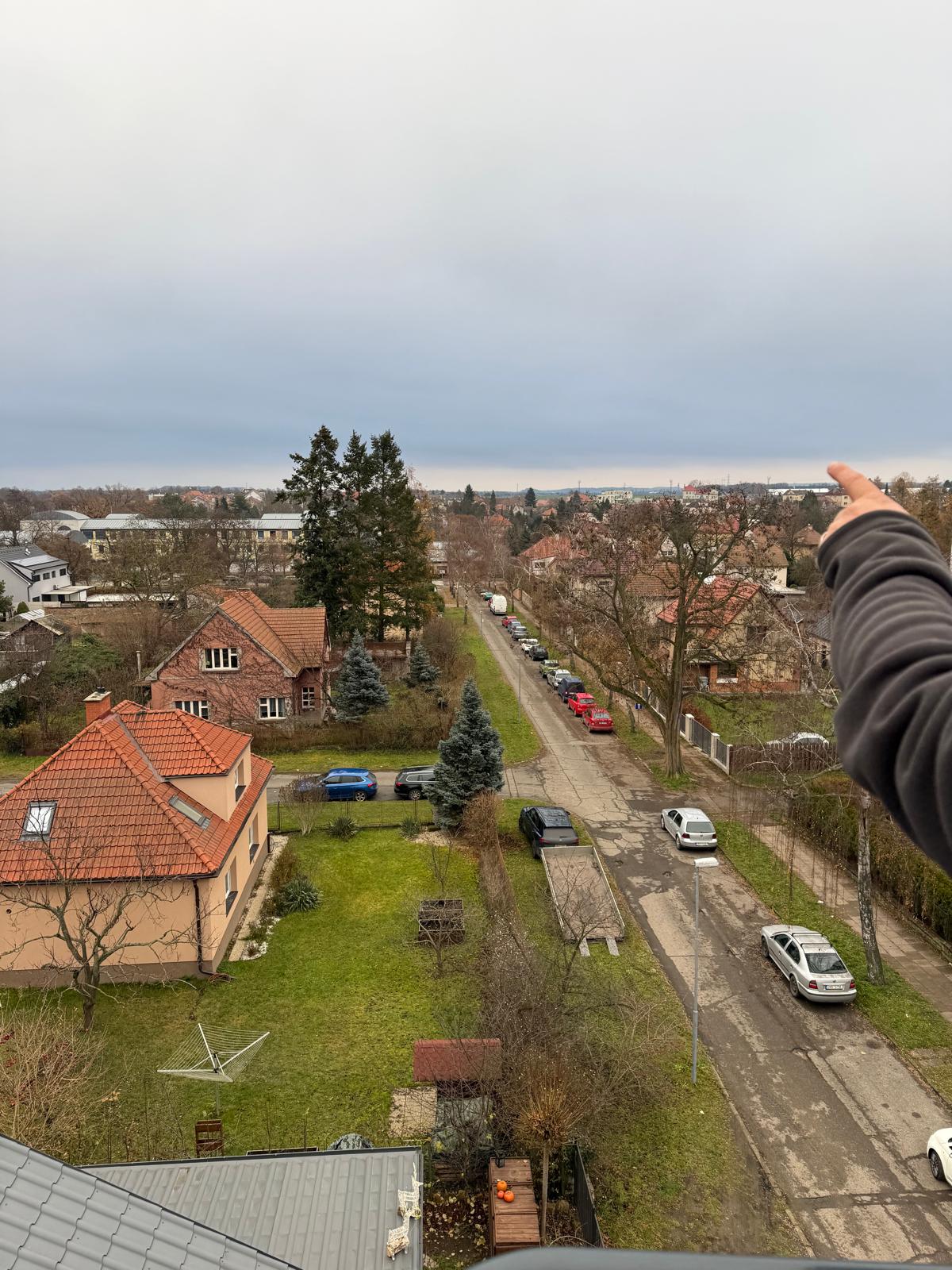 Výhled z koše plošiny ve výšce